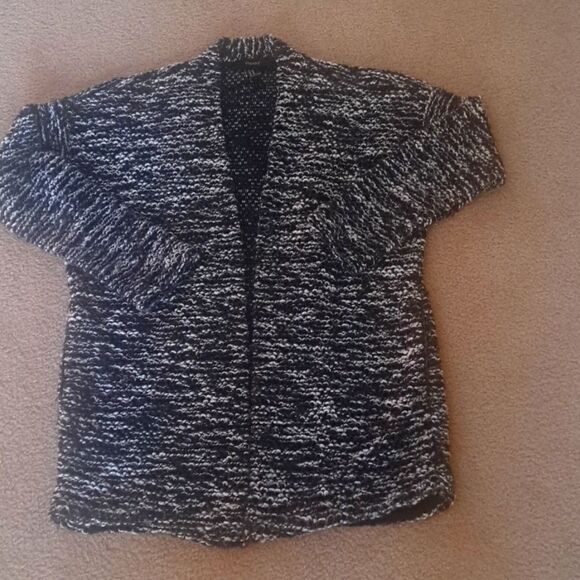 MEDIUM (OVERSIZED)     FOREVER 21 SWEATER - Picture 1 of 4